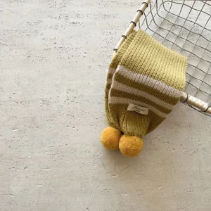 Sciarpa a righe lavorata a maglia per bambini con pon-pon, scaldacollo morbido dettaglio.
