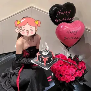 Detail view of 18-inch heart aluminum foil balloons for birthday party decoration, black and pink.