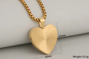 Collar con colgante de corazón de acero inoxidable dorado con dimensiones y peso de 10,3g.