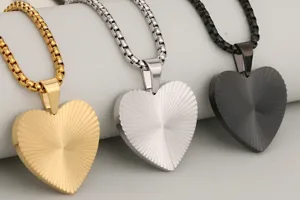 Vista detallada del conjunto de collares con colgante de corazón cepillado de acero inoxidable.
