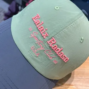 Grüne und graue Kinder Baseballcap, schnelltrocknende atmungsaktive Sonnenkappe mit Stickerei.