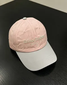 Kinder Schnelltrocknende Baseballkappe mit rosa Krone und grauem Schirm, bestickt.