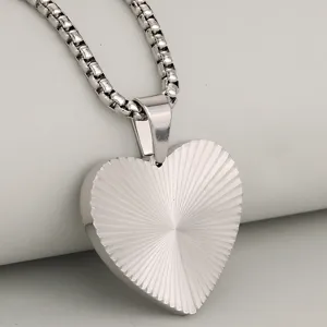 Collar con colgante de corazón de acero inoxidable, joyería minimalista y elegante.