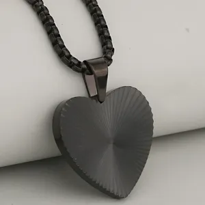 Elegante collar con colgante de corazón negro en acero inoxidable y cadena elegante.