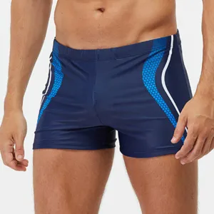 Herren Badehose Detailansicht mit geometrischem Wabenmuster und schnelltrocknendem Stoff.