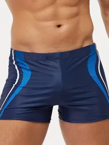 Herren Badehose Detailansicht mit blauem Wabenmuster und weissen Streifen an den Seiten.