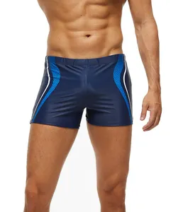 Nahaufnahme Detail von blauen Herren Badehosen mit geometrischen Wabenseitenpaneelen.