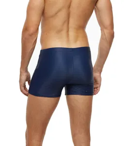 Detaillierte Rückansicht von einfarbigen blauen Herren Badehosen mit schnellem Trocknen.