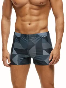 Nahaufnahme Detail von Herren Badehose mit geometrischem Muster und Schnelltrocknung Stoff.