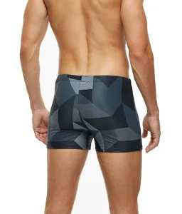 Rückansicht im Detail von geometrisch gemusterten Herren Badehosen mit Print.