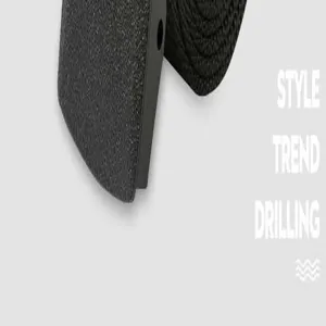 Detailansicht der langlebigen schwarzen Nylon Gürtelschnalle, metallfreies Design für Reisen.