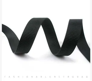 Schwarzes Nylon-Gurtband-Detail mit strapazierfähiger Textur in eleganter Wellenform.