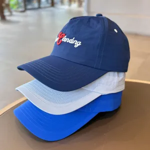 Schnelltrocknende Baseballkappe Detailansicht mit gestapelten Farboptionen im Sommer.