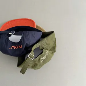 Detalle gorra de béisbol para niños visera plana colorblock, estilo lindo, hebilla de metal.