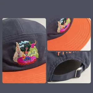 Vista detallada de gorra de béisbol colorblock con bordado elegante y hebilla metálica.
