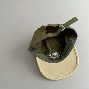Gorra de béisbol de bloques de color para niños con correa ajustable y bordado.