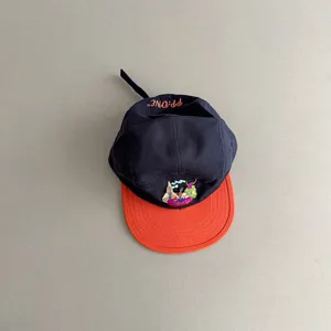 Detalle de gorra infantil colorblock, sombrero con visera contrastada, bonitos bordados.