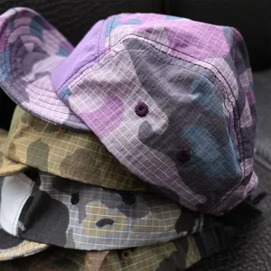 Retro camo 5-panel short brim baseball cap, quick-dry streetwear dad hat for outdoor wear.