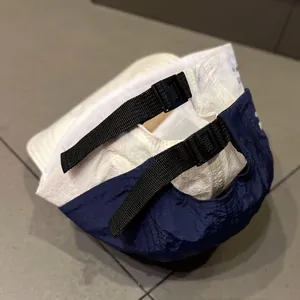 Dettaglio berretto baseball bambini asciugatura rapida, tessuto leggero, cinturino regolabile estivo.