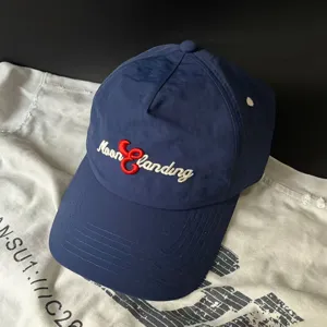 Detailansicht der dunkelblauen schnelltrocknenden Baseballkappe mit Stickerei und breiter Krempe.