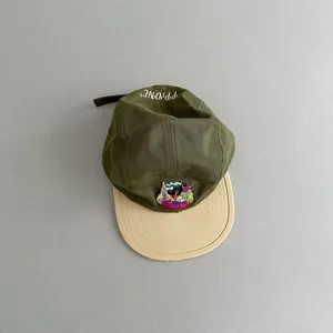 Vista detallada de la gorra de béisbol para niños con bordado y detalle de logotipo.