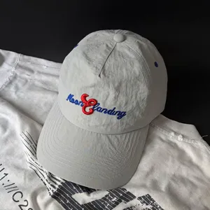 Leichte schnelltrocknende Baseballkappe in Hellgrau mit stylischer Vorderseiten-Stickerei.