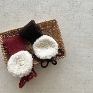 Kinder Pluesch Ohrenschuetzer Detailansicht, Winter Lammwolle Ohrenwaermer, weiches Design.