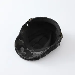Details du chapeau beret camouflage retro use pour enfants avec boucles metalliques et interieur.