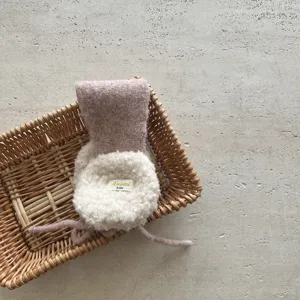 Detailansicht der kuscheligen Kinder-Ohrenschützer, weiches Lammfell, warmer Ohrenschützer.