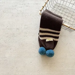 Sciarpa in maglia invernale per bambini con pompon blu e design a righe per neonati e ragazzi.