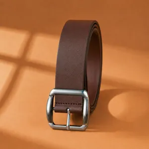 Damen minimalistischer brauner Ledergürtel mit silberner Dornschnalle für den Alltag.