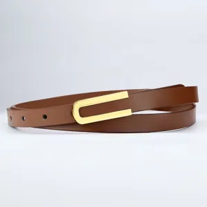 Cinturón fino de cuero marrón para mujer con hebilla dorada en U, vista principal elegante.