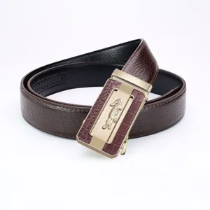 Cinturón de cuero marrón para hombre con hebilla automática y elegante patrón de cocodrilo.