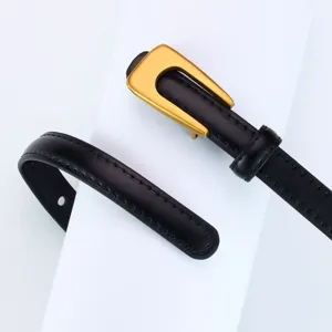 Cinturón de cuero negro minimalista para mujer con hebilla dorada, accesorio elegante.