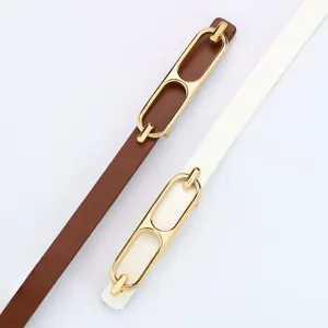 Cinturón fino de cuero para mujer con elegante hebilla de cadena dorada muy chic.
