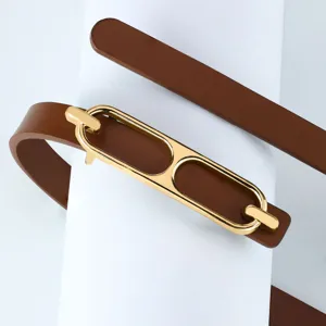 Cinturon fino de cuero marron para mujer con hebilla metalica dorada estilo retro chic.