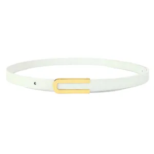 Cinturón fino blanco minimalista para mujer con elegante hebilla metálica dorada en forma de U.