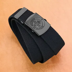 Herren lässiger schwarzer Segeltuchgürtel mit Metall-Automatikschnalle und Prägung.