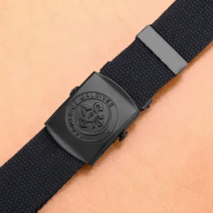 Herren Freizeit-Segeltuchgürtel mit schwarzem Metallschnalle geprägtem Logo, stilvolles Accessoire.