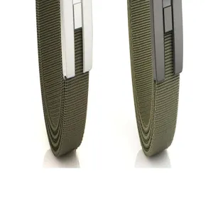Detailaufnahme der taktischen Stretch-Nylon-Gürtelschnalle und gewebten Textur für Damen.