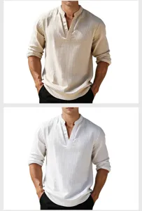 Top tipo pulóver de manga larga con cuello en V a rayas verticales casual para hombre detalle.