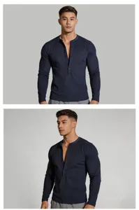 Vista dettagliata della maglia Henley a maniche lunghe da uomo in tessuto waffle morbido.