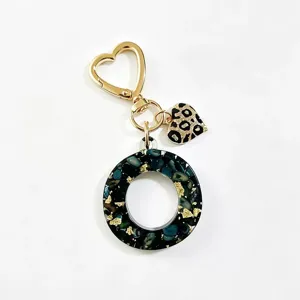 Harz 26 Initialen Alphabet Schlüsselanhänger Mit Herz Leopard Print Anhänger Mode Klassisch Schwarz Goldfolie Anhänger Damen Taschen Zubehör Geschenk