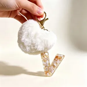 Eleganter Buchstaben V Harz Schlüsselanhänger mit weißem Herz Plüschball Detail, Taschenanhänger.