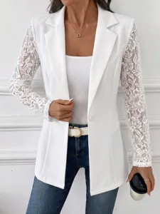 Gedetailleerd overzicht van de elegante witte kanten mouw blazer met revers en knoop.