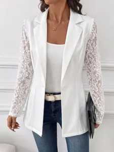 Witte blazer jas met kanten mouwen en revers, elegante herfstmode voor dames.