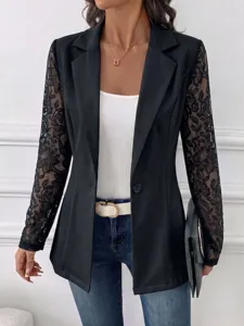 Stijlvolle zwarte blazer met elegante kanten lange mouwen en een slanke getailleerde pasvorm.