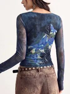 Λεπτομερής όψη της μπλε tie-dye διχτυωτής μακρυμάνικης μπλούζας με εντυπωσιακό floral τύπωμα πίσω.