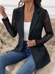 Gedetailleerd overzicht van zwarte damesblazer met kanten lange mouwen en stijlvolle kraag.