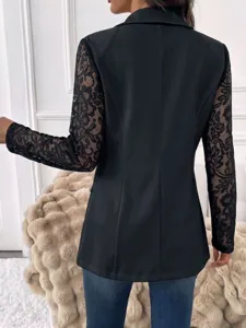 Gedetailleerd achteraanzicht met een zwarte slim fit blazer met lange kanten mouwen.